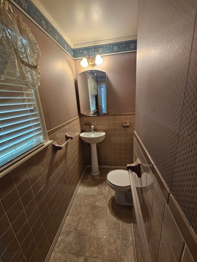 Building Photo - 985 Melrose Dr