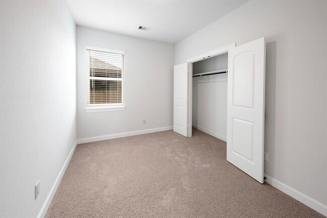 Building Photo - 6111 White Spruce Dr