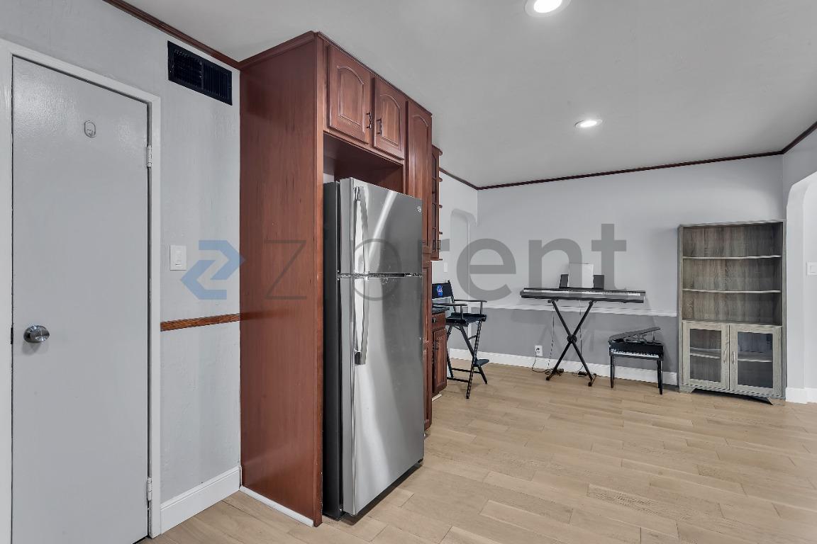 Building Photo - Unit