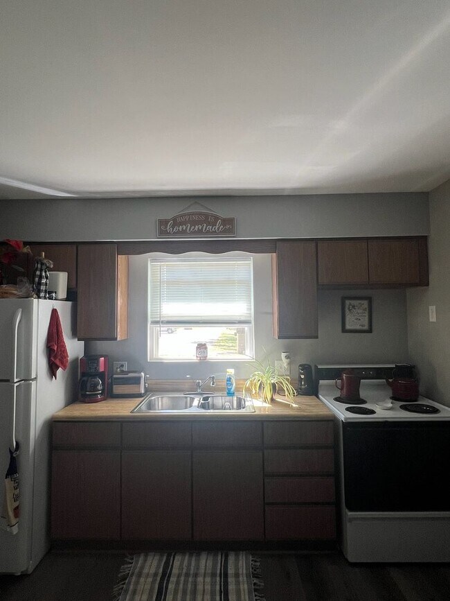 Building Photo - 1 bedroom duplex $650 rent, $400 deposit