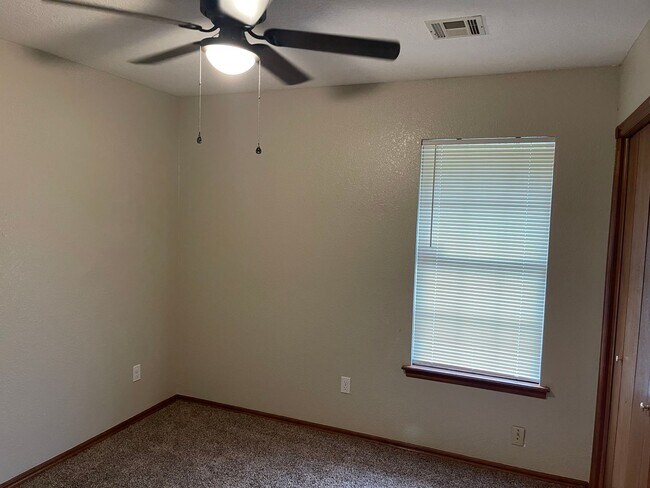 Building Photo - 3 bed, 2 bath w/ 2 car garage home for ren...