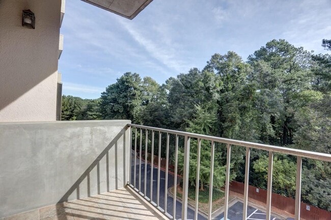 Building Photo - 300 Johnson Ferry Rd