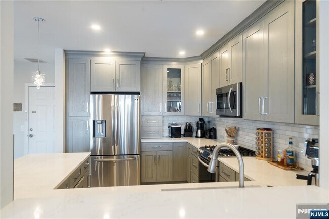 Building Photo - 302 The Promenade