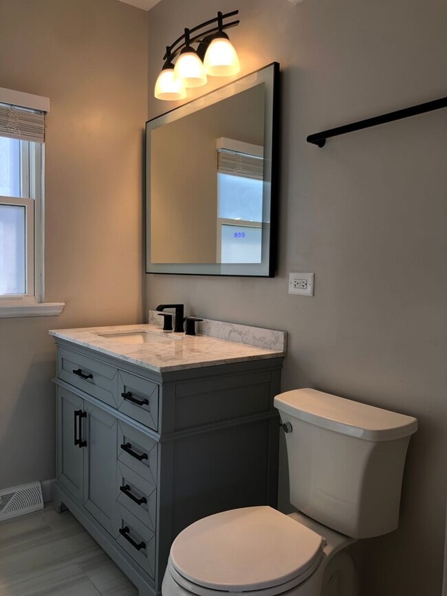 Building Photo - Large remodeled 4bed/2bath close to schools and transportation!