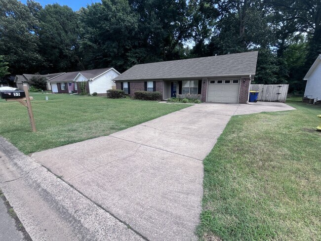 Building Photo - 33 Shaded Oaks Dr