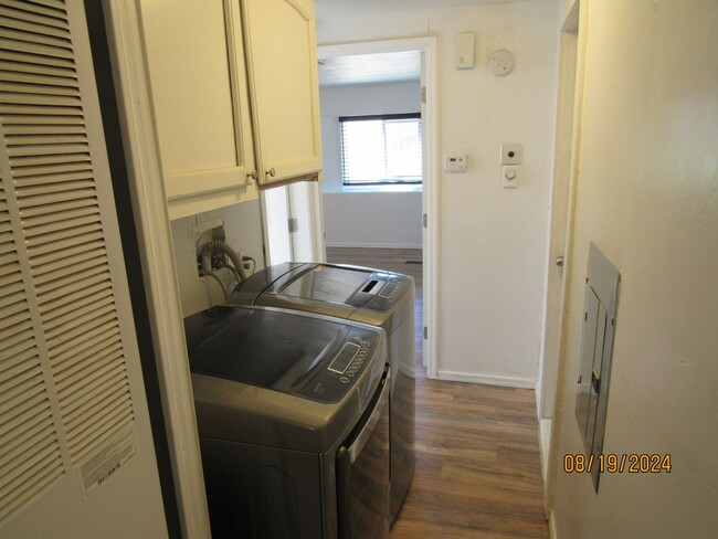 Building Photo - Cozy 2 Bedroom