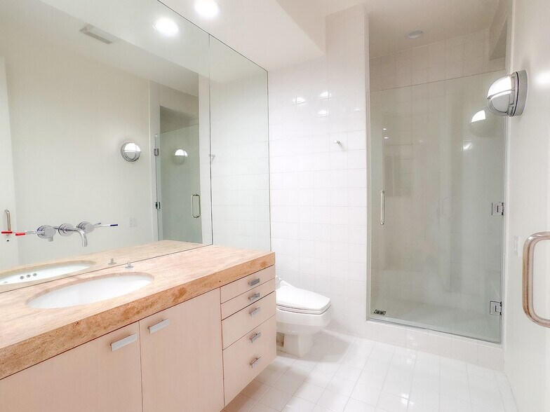 Building Photo - 3505 Ocean Front Walk