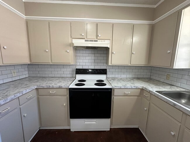 Building Photo - 210 Memory Ln