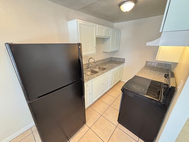 Building Photo - Charming 3BED/1BATH apartment located in N...