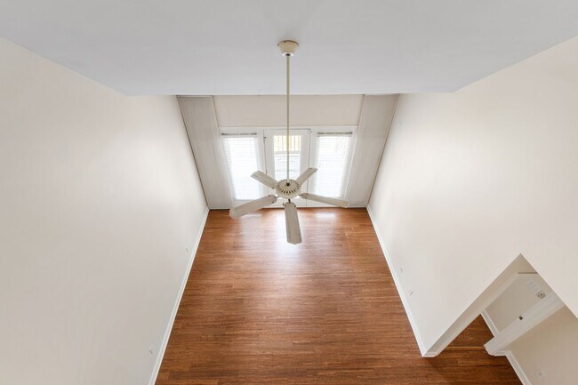 Building Photo - Lovely 3 bedroom townhome in fantastic Ral...