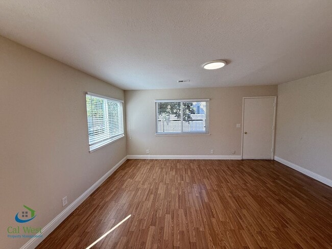 Building Photo - $2995.00 Spacious 3 Bed / 2 Bath Cottage i...