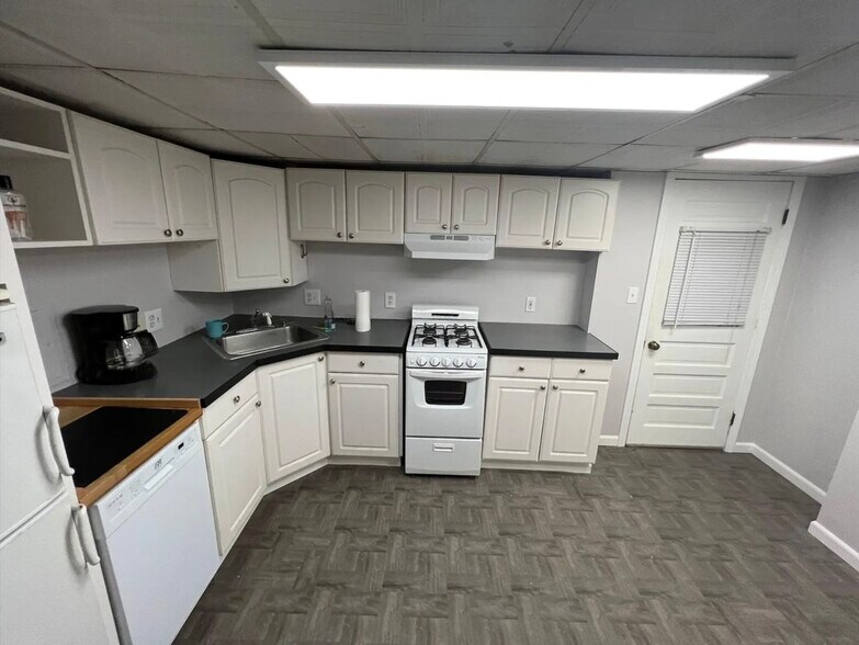 Building Photo - 10 Wallace St