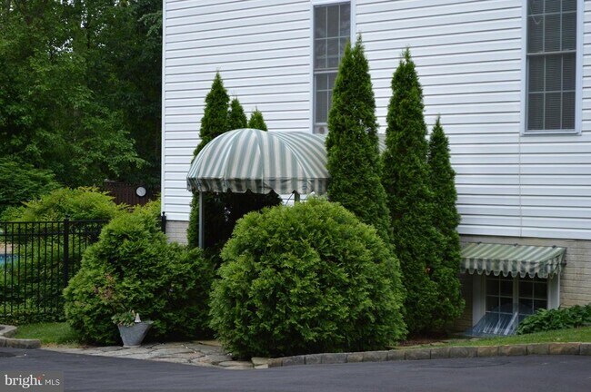 Building Photo - 5625 Old Clifton Rd