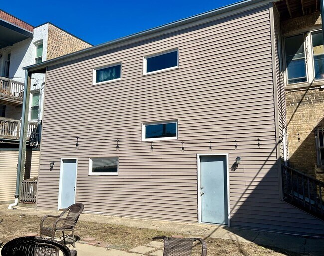 Building Photo - Amazing North Center 3 Bed / 1 Bath Unit Ready 4/2026! Hardwood Floors Throughout!
