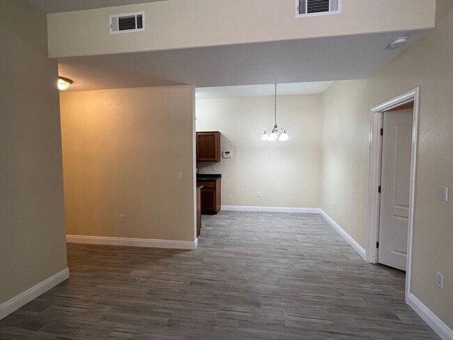 Building Photo - Gorgeous 3 Bedroom, 2 Bath in Silverado Ranch