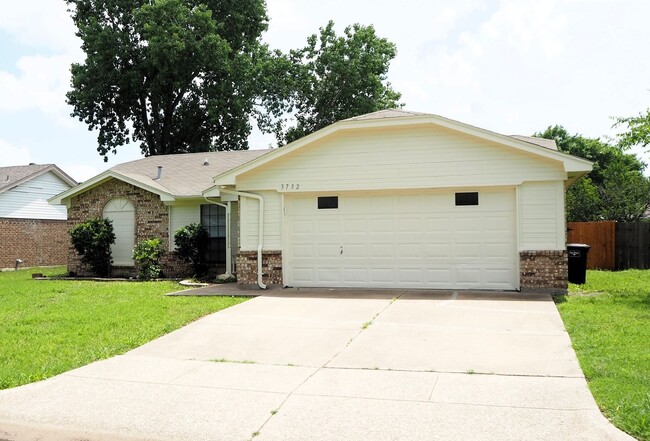 Building Photo - 3 Bed 2 Bath in Fort Worth
