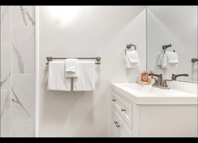 Building Photo - Downtown! Gorgeous Main Floor Furnished Studio