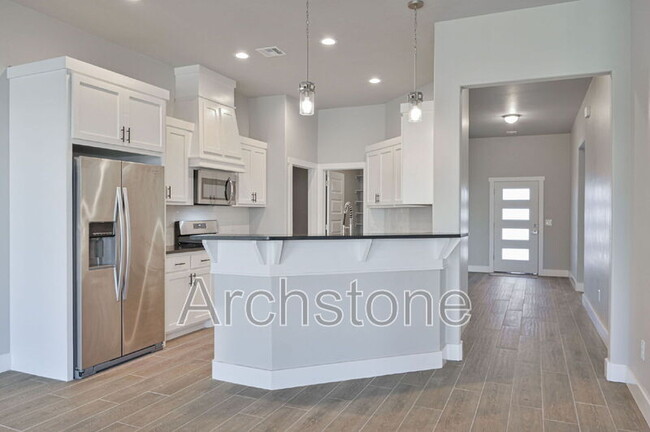 Building Photo - 2140 N Everest Ave
