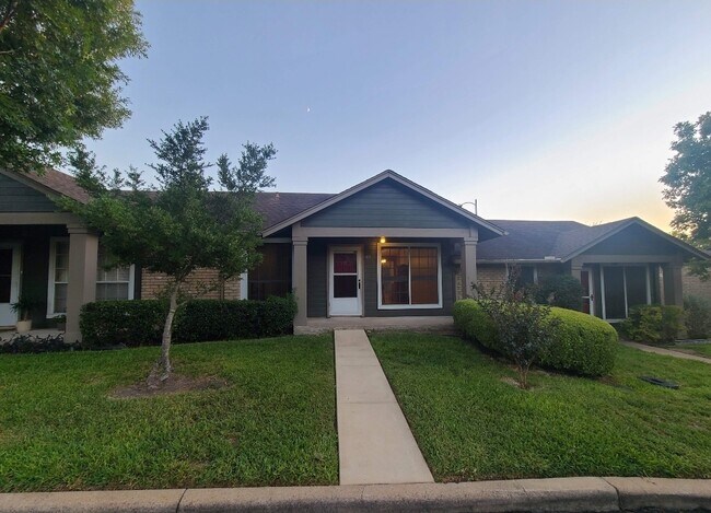 Primary Photo - 1015 E Yager Ln