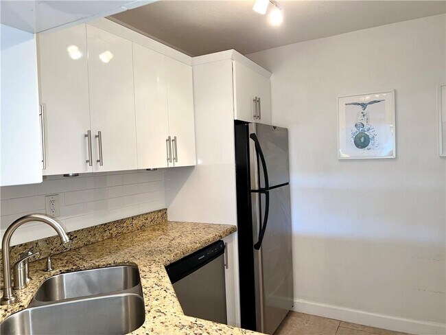 Building Photo - 619 Orton Ave