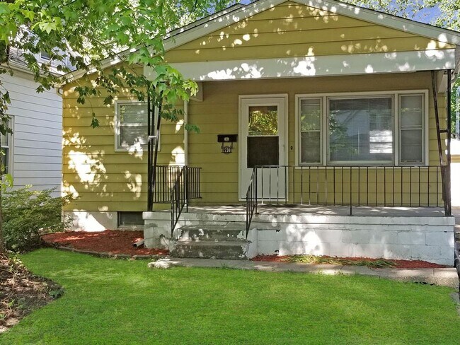 Building Photo - Home Sweet Hardwood: Charming 2 Bed/1 Bath...