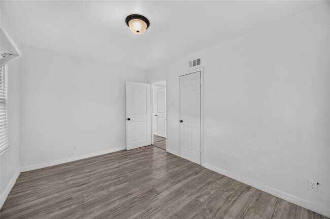 Building Photo - 6207 Heron Dr