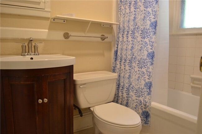 Building Photo - 205 E Broad St