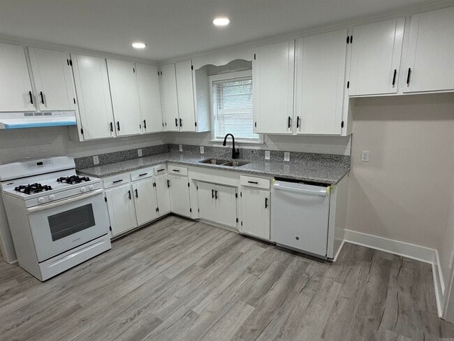 Building Photo - 809 Palmer Ave