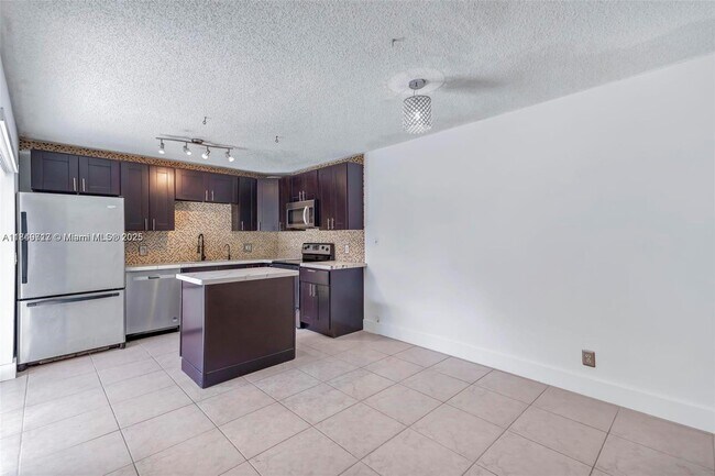 Building Photo - 2551 Camelot Ct
