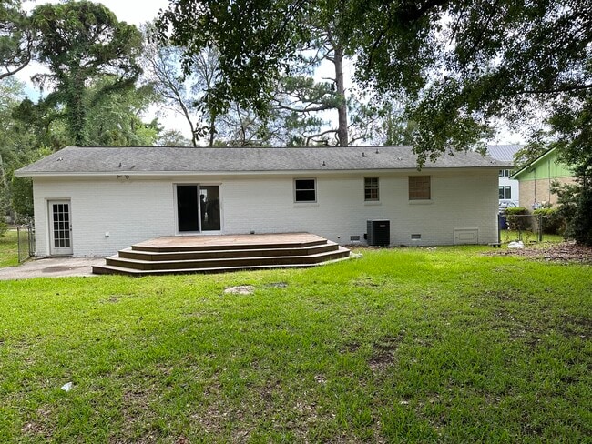 Building Photo - 1350 Pocahontas St