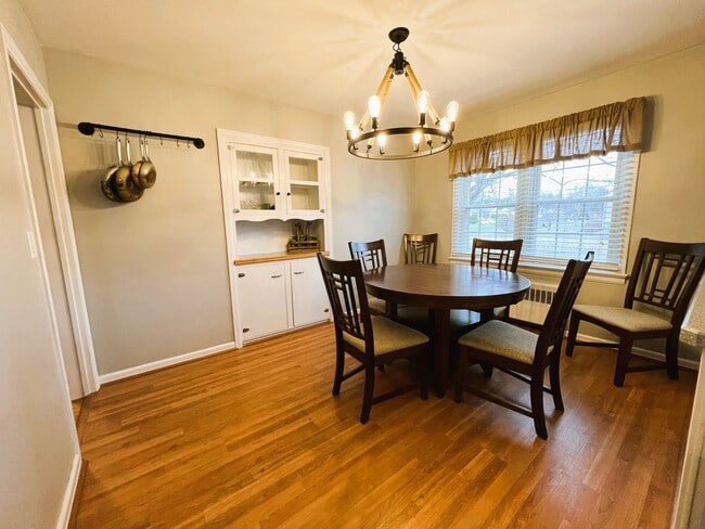 Building Photo - Charming Single-Family Home Great Neighborhood