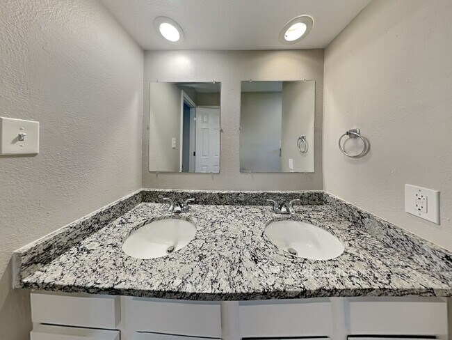 Building Photo - 3345 E 128th Pl