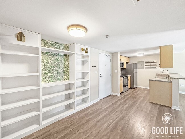 Building Photo - Charming 2BD/1BA Condo in Downtown W/ A/C, W/D, Community Pool, Spa, & Gym!