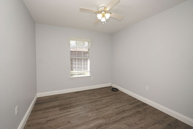 Building Photo - Spacious 5-Bedroom Home in Gated Parkwood ...