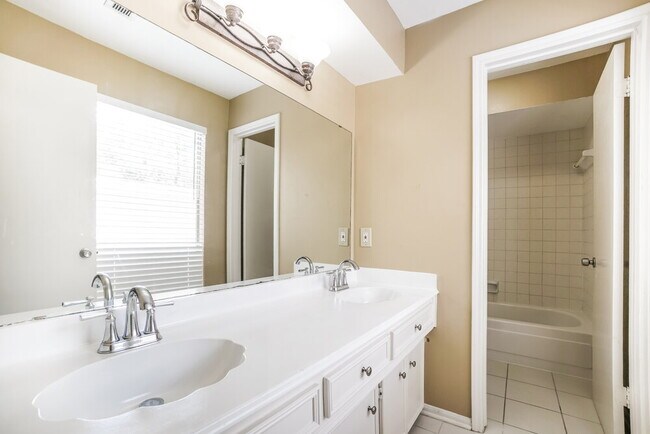 Building Photo - 13010 Ravensway Dr