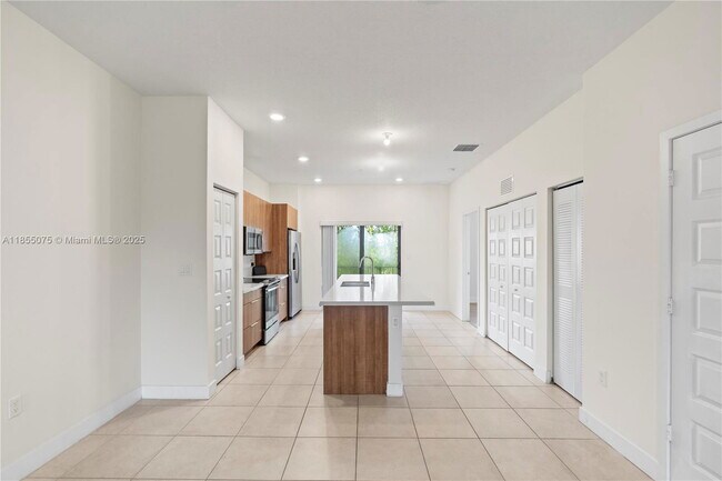 Building Photo - 7831 NW 104th Ave
