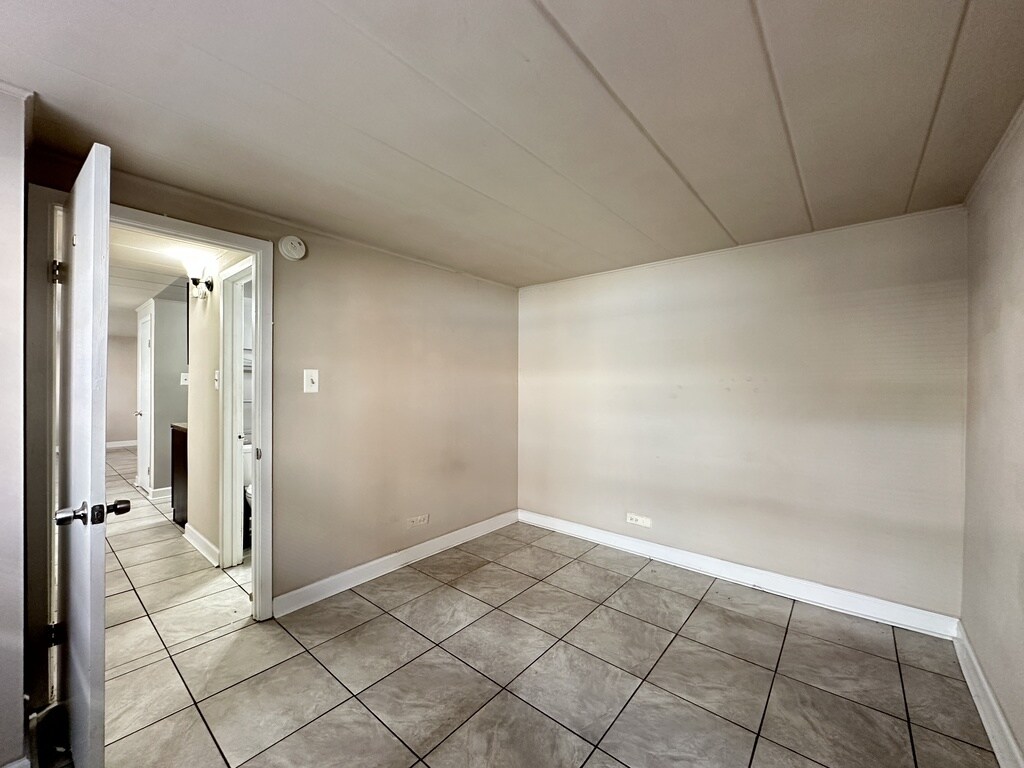 Building Photo - 9612 Ivanhoe Ave