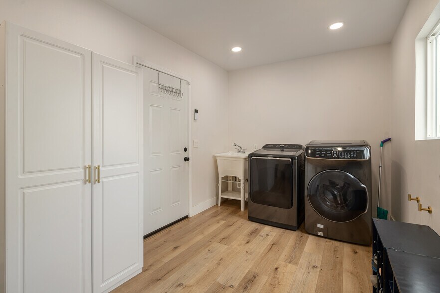 Building Photo - 8936 S Manhattan Pl