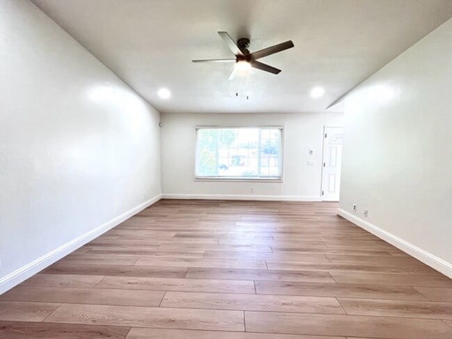 Building Photo - Updated and Move-In Ready 3BD/2BA, Single-...