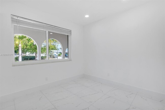 Building Photo - 810 SW 14th Ct