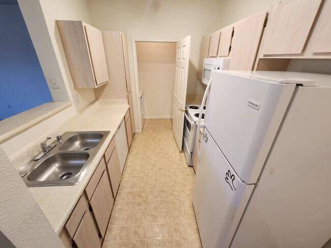 Building Photo - Fantastic, well maintained 2 bedroom condo.