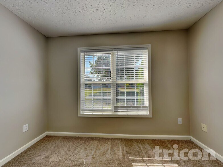 Building Photo - 714 Manor Ridge Dr