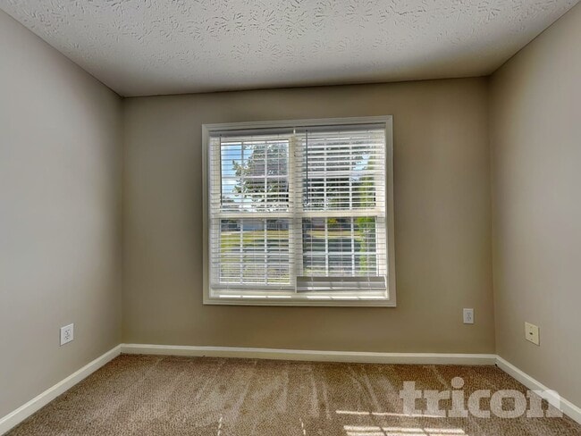 Building Photo - 714 Manor Ridge Dr