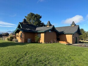 Building Photo - Lovely, furnished home with mountain views...