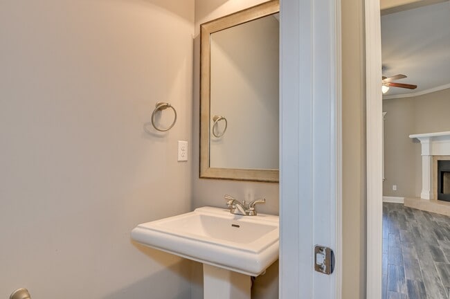 Building Photo - 848 Tyler Woods Dr