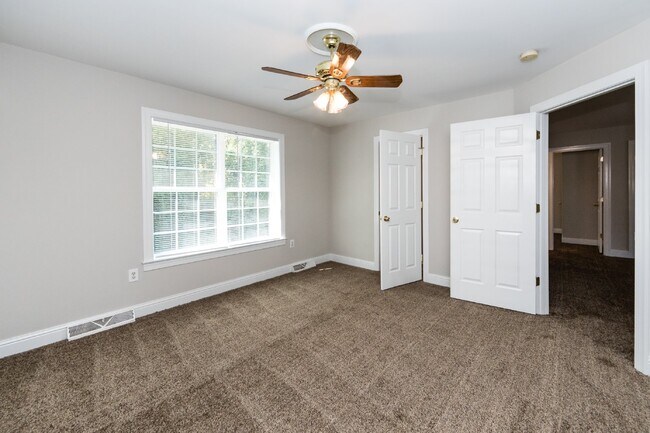 Building Photo - 814 King Arthur Dr