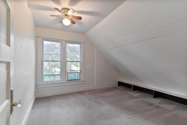 Building Photo - Spacious, light-filled 3-bdrm/2-bath vinta...
