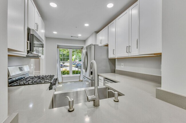 Building Photo - Stylish Condo Near Van Dorn Metro with Dual En Suites