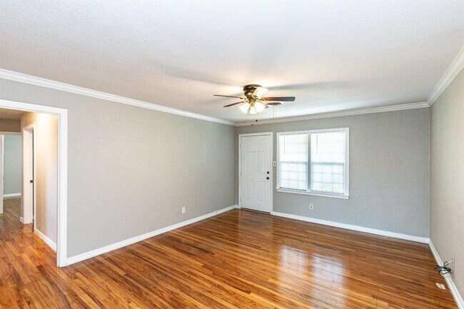 Building Photo - Cute 3/1 close to TEch and Medical