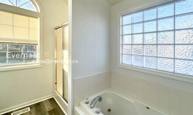 Building Photo - 1403 Rolling Dr